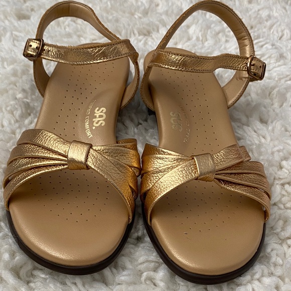 SAS Women's size 9 Metallic Gold Sandals NWOT 
Soft and comfortable for all day - Picture 1 of 16